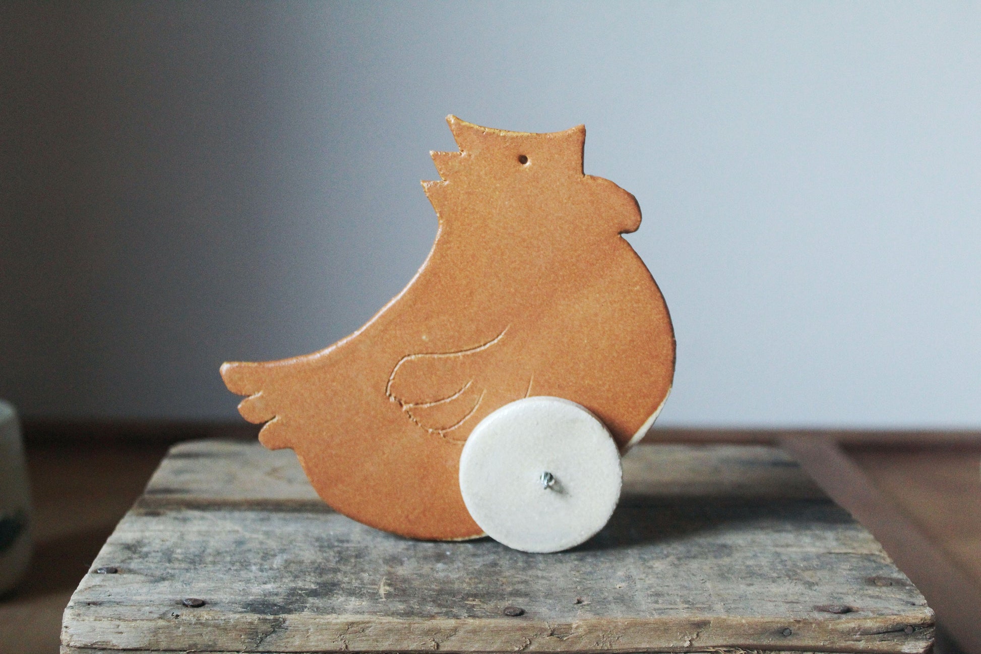 gallina decorativa con ruote in gres
