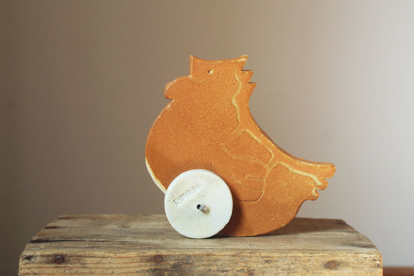 gallina decorativa con ruote in gres
