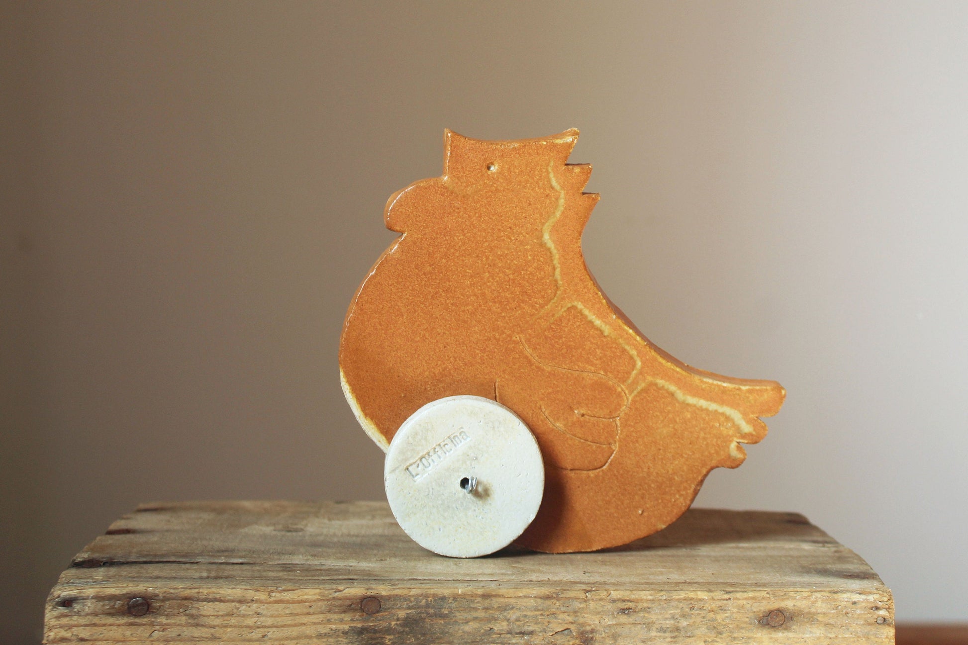 gallina decorativa con ruote in gres
