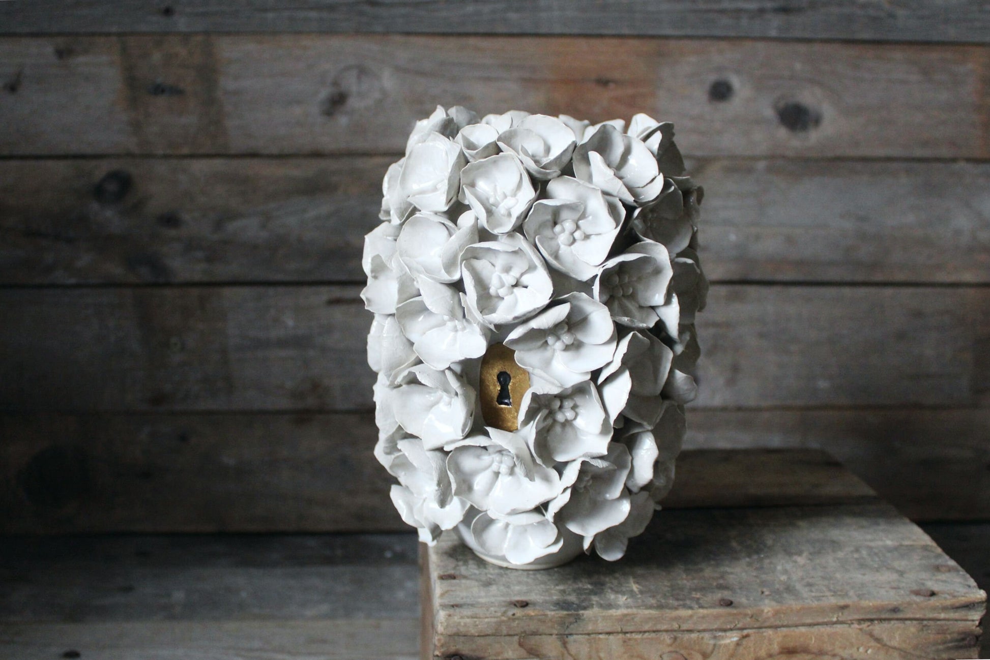 vaso bianco in gres ricoperto di fiori . Vaso in ceramica artigianale