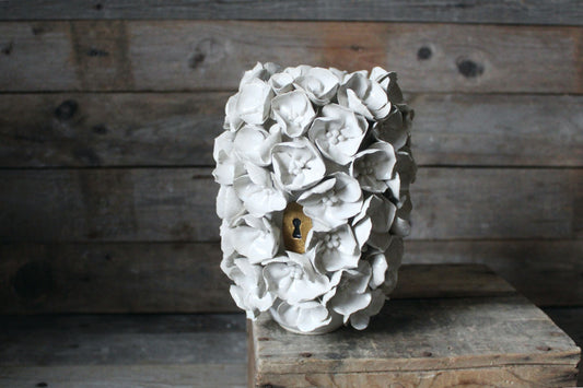 vaso bianco in gres ricoperto di fiori . Vaso in ceramica artigianale