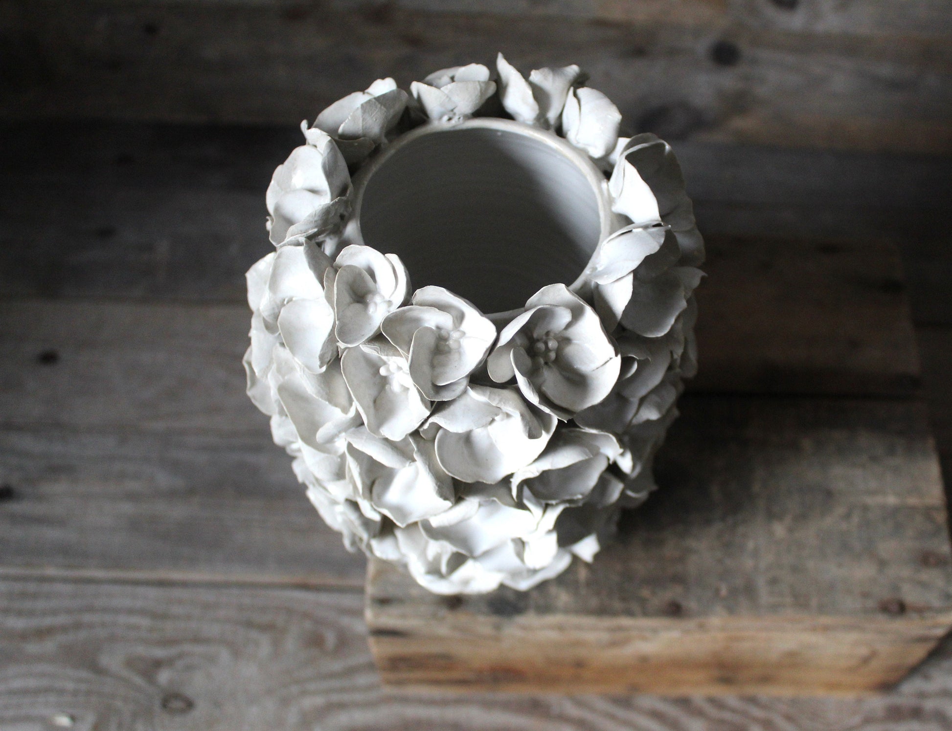 vaso bianco in gres ricoperto di fiori . Vaso in ceramica artigianale