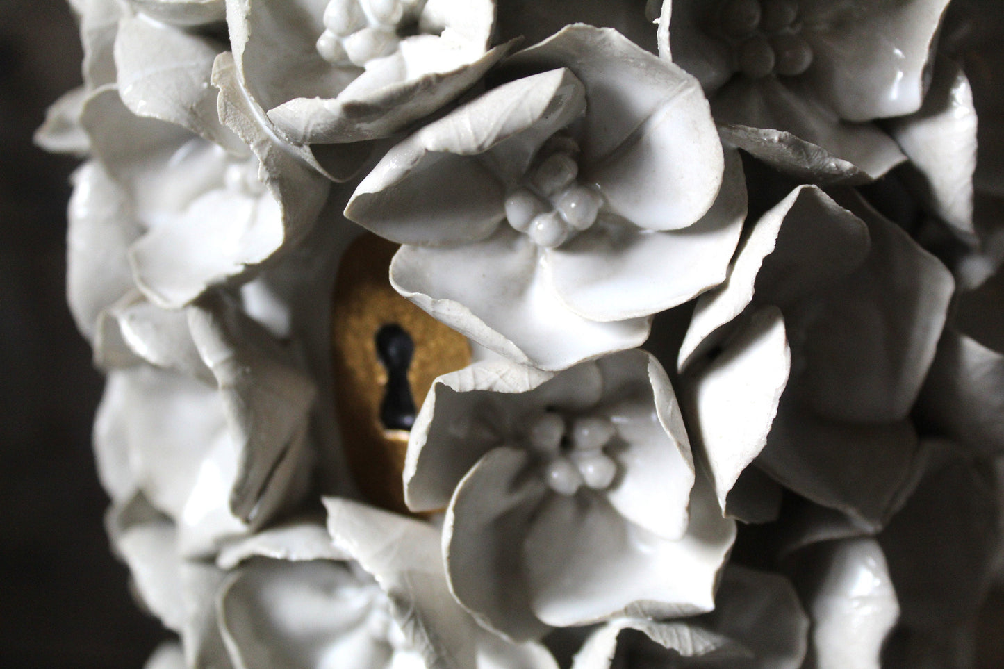 vaso bianco in gres ricoperto di fiori . Vaso in ceramica artigianale