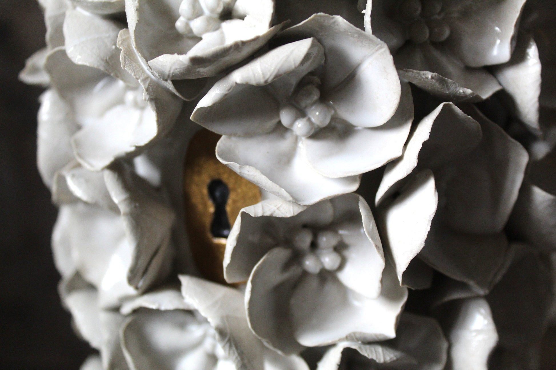 vaso bianco in gres ricoperto di fiori . Vaso in ceramica artigianale