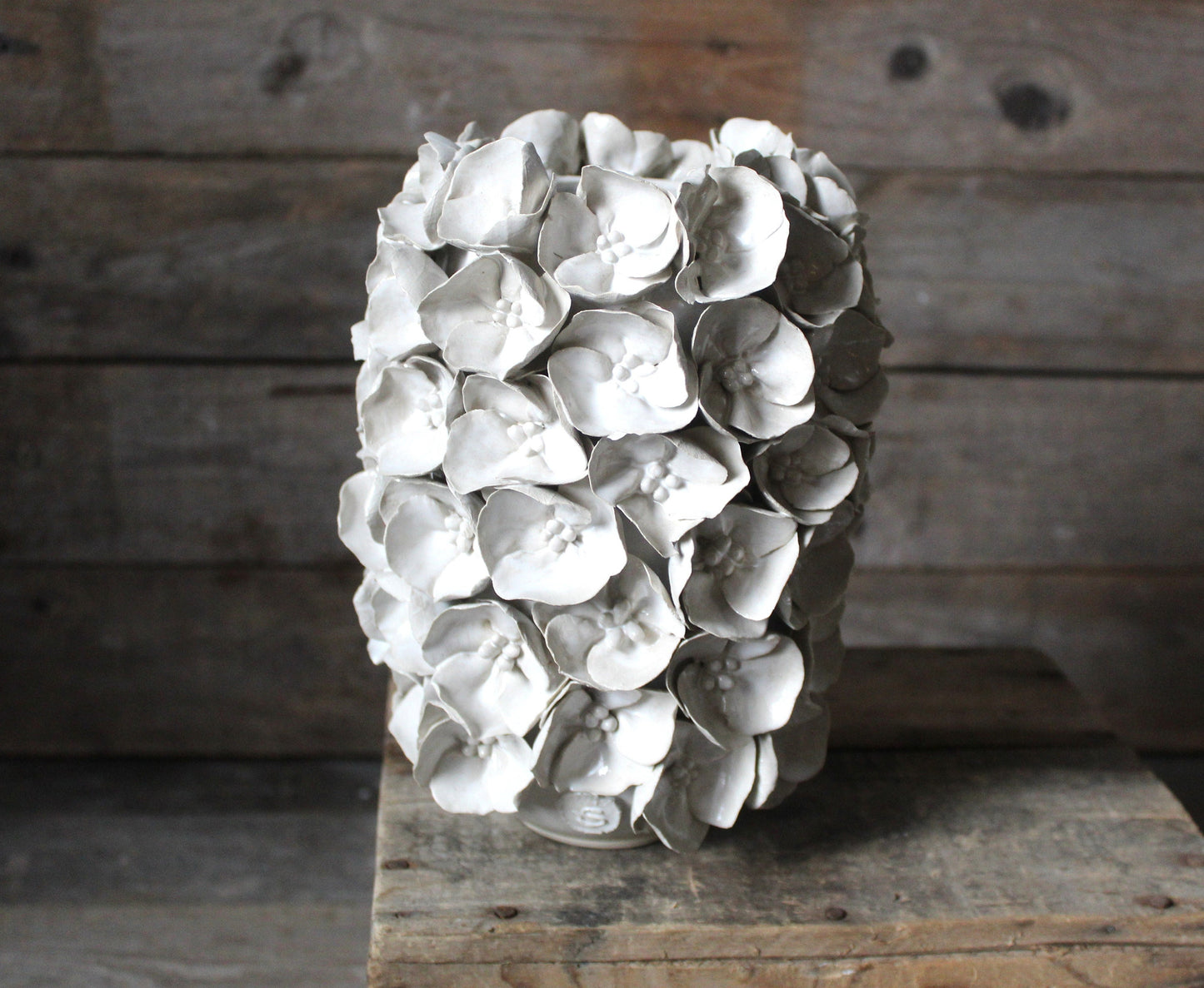 vaso bianco in gres ricoperto di fiori . Vaso in ceramica artigianale