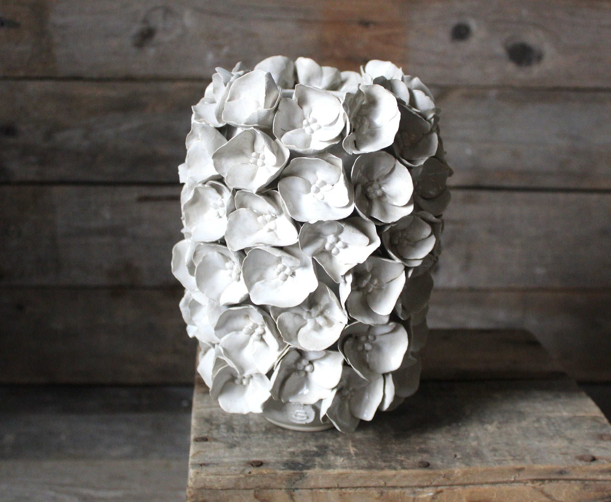 vaso bianco in gres ricoperto di fiori . Vaso in ceramica artigianale