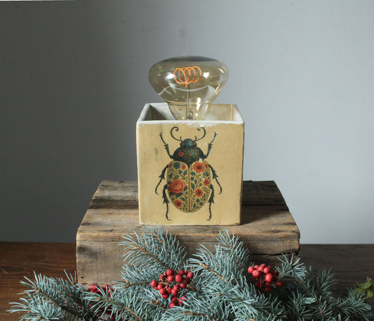 Lampada in ceramica decorata con insetti