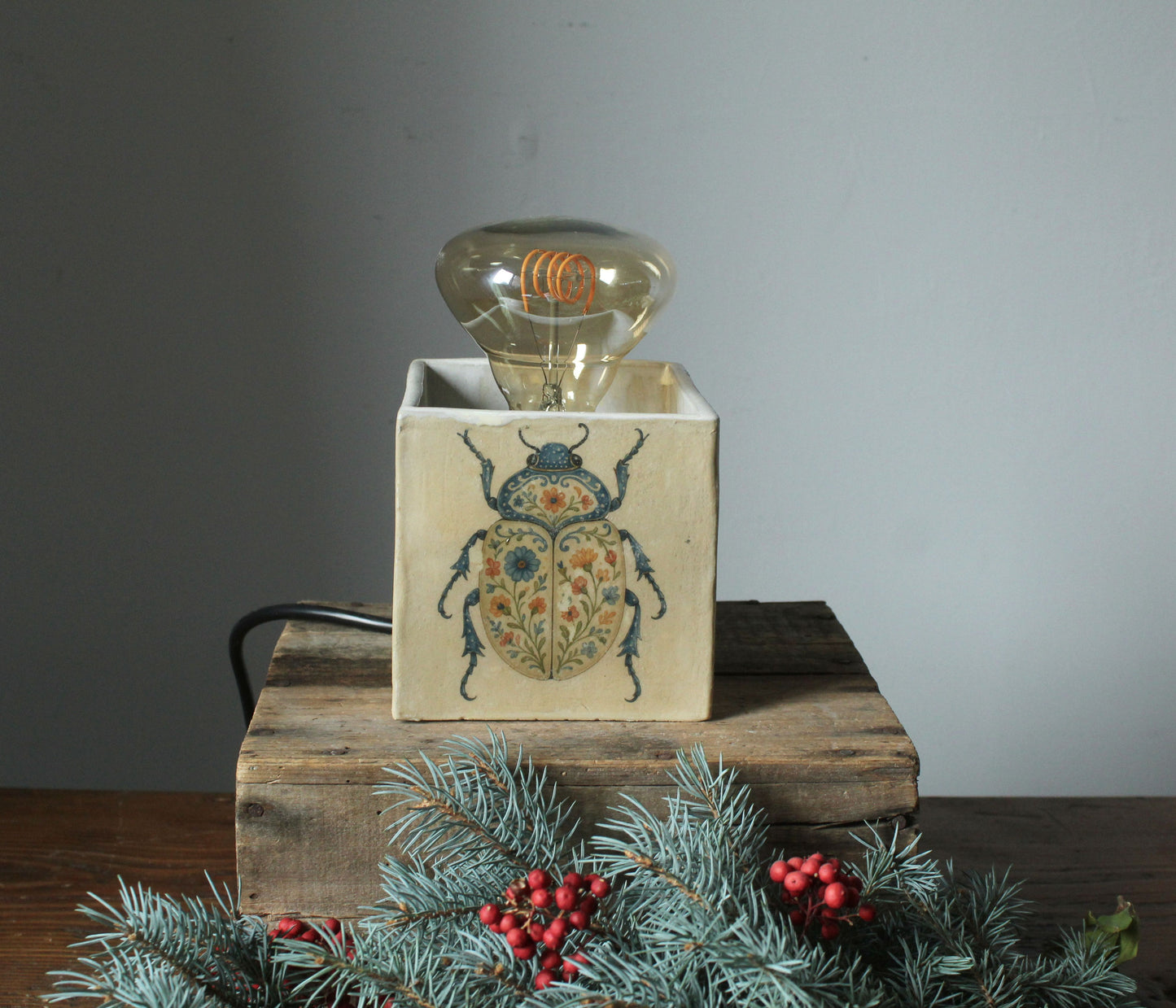 Lampada in ceramica decorata con insetti