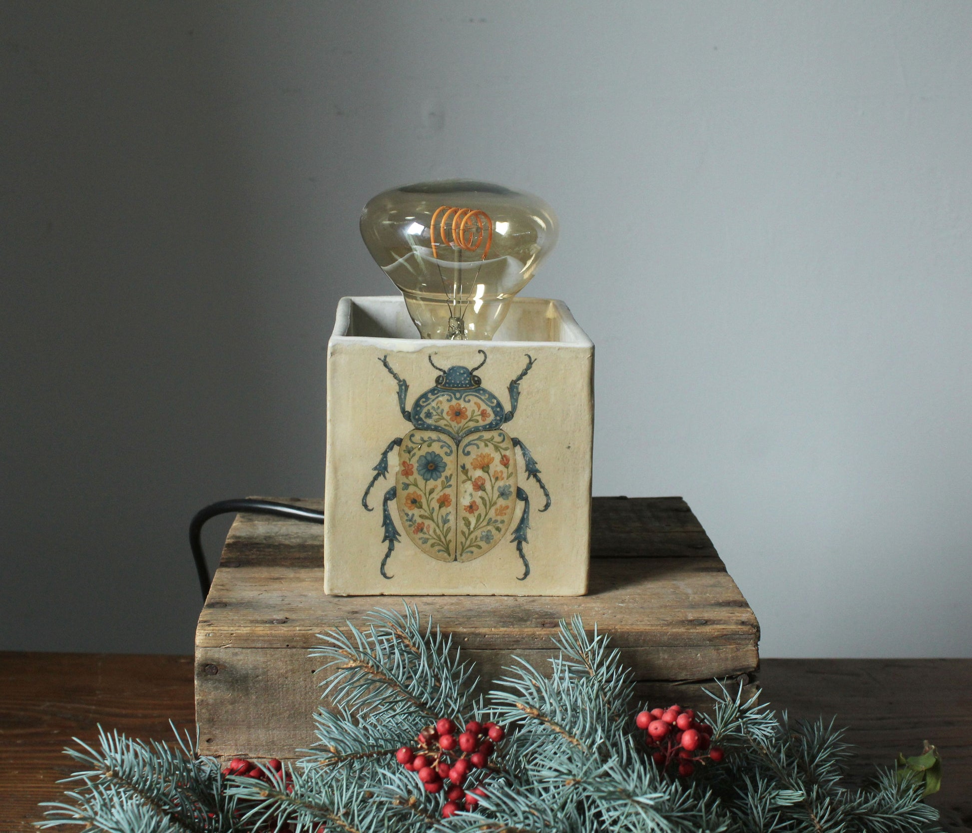 Lampada in ceramica decorata con insetti