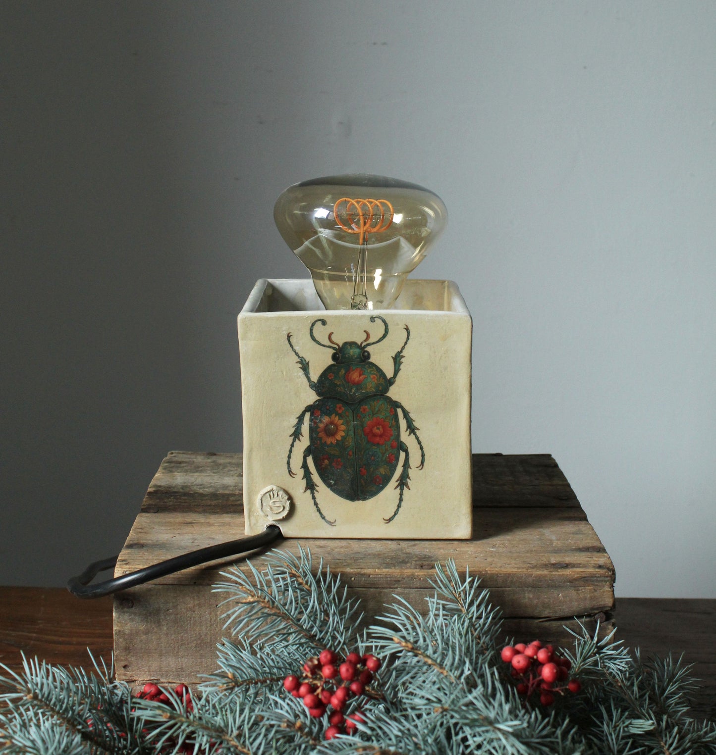 Lampada in ceramica decorata con insetti