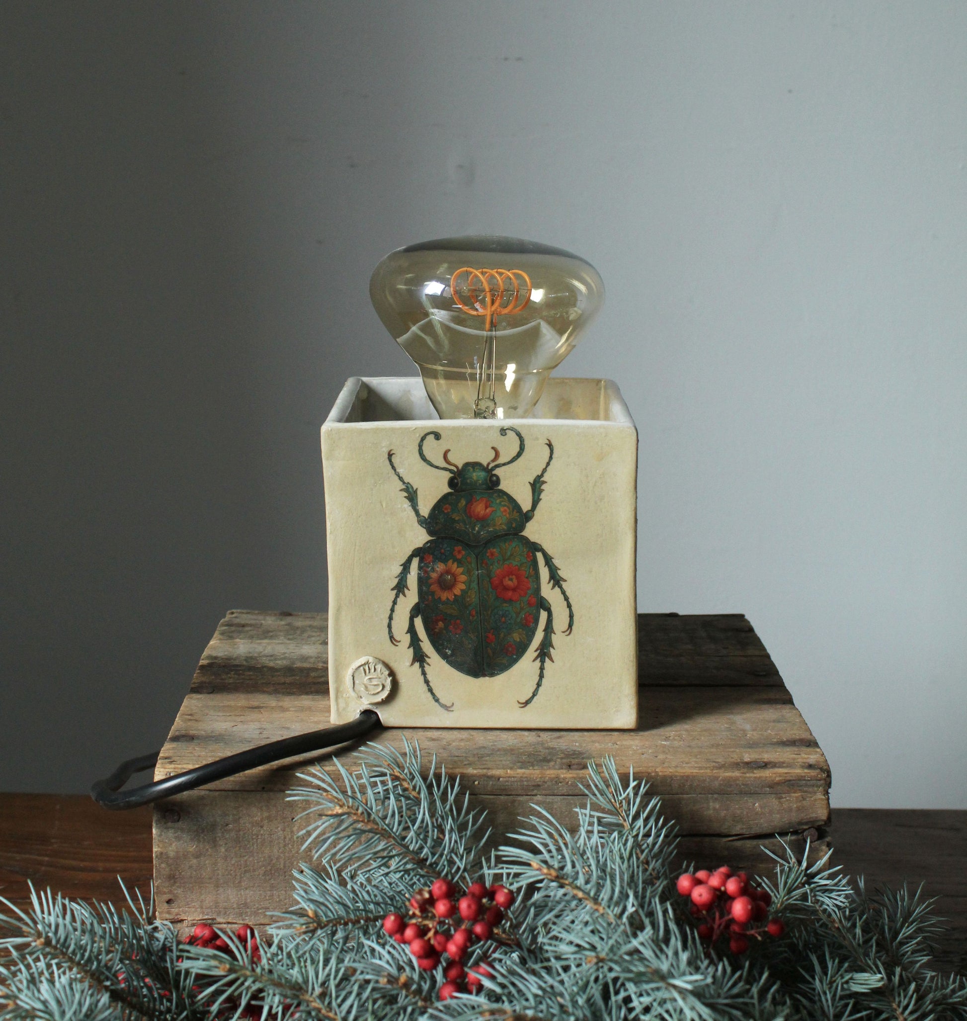 Lampada in ceramica decorata con insetti