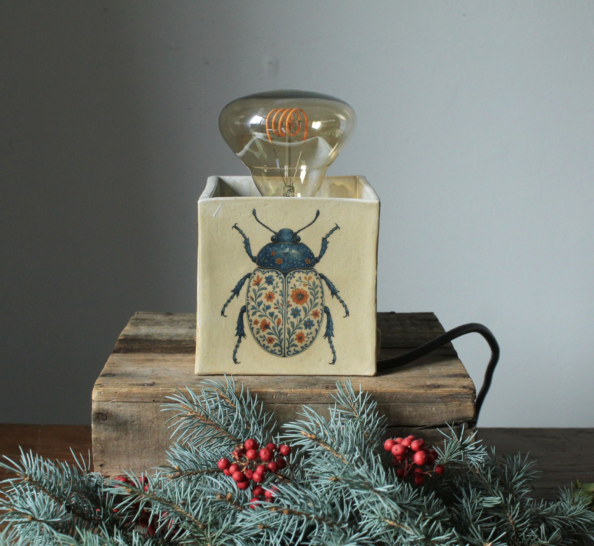 Lampada in ceramica decorata con insetti