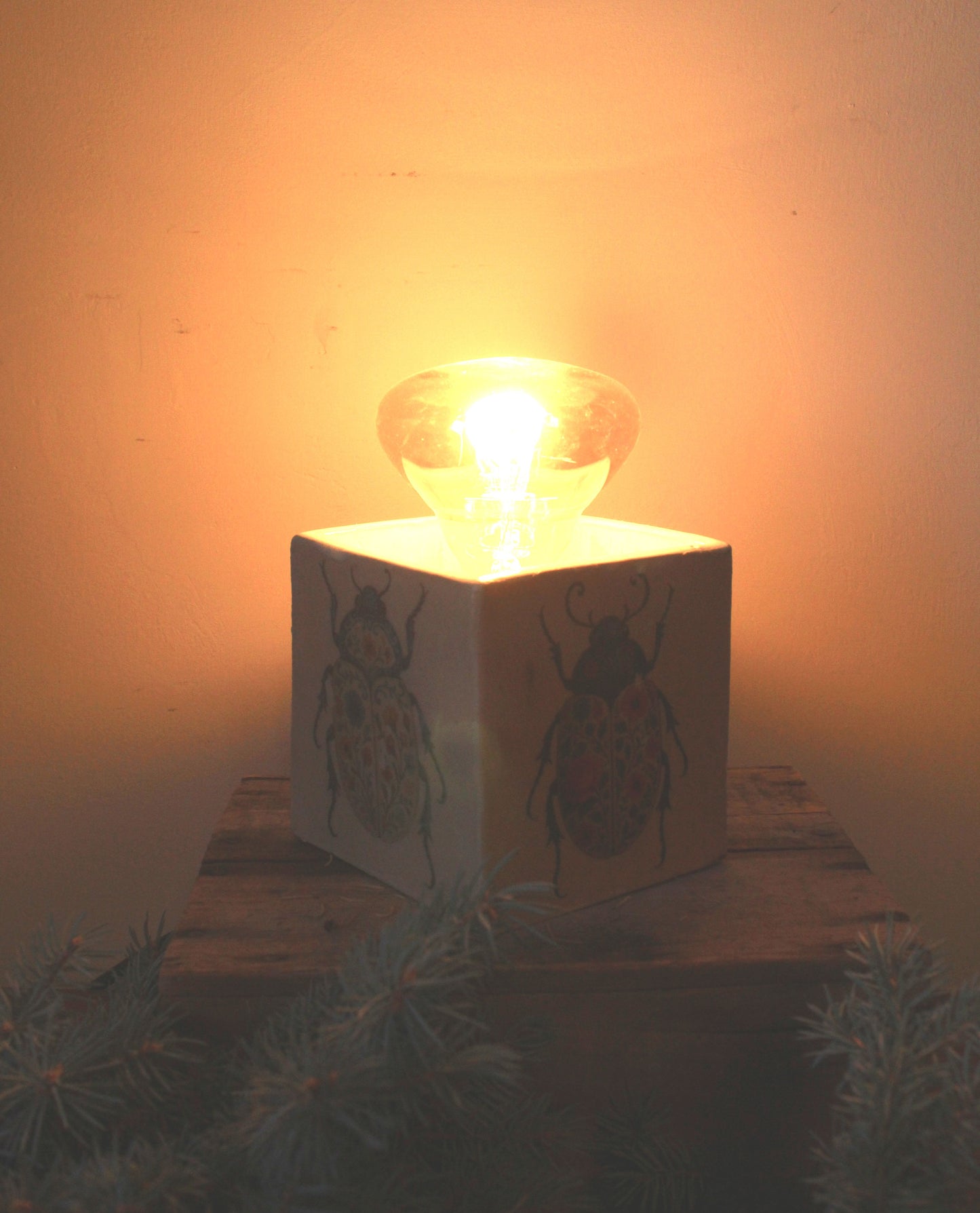 Lampada in ceramica decorata con insetti