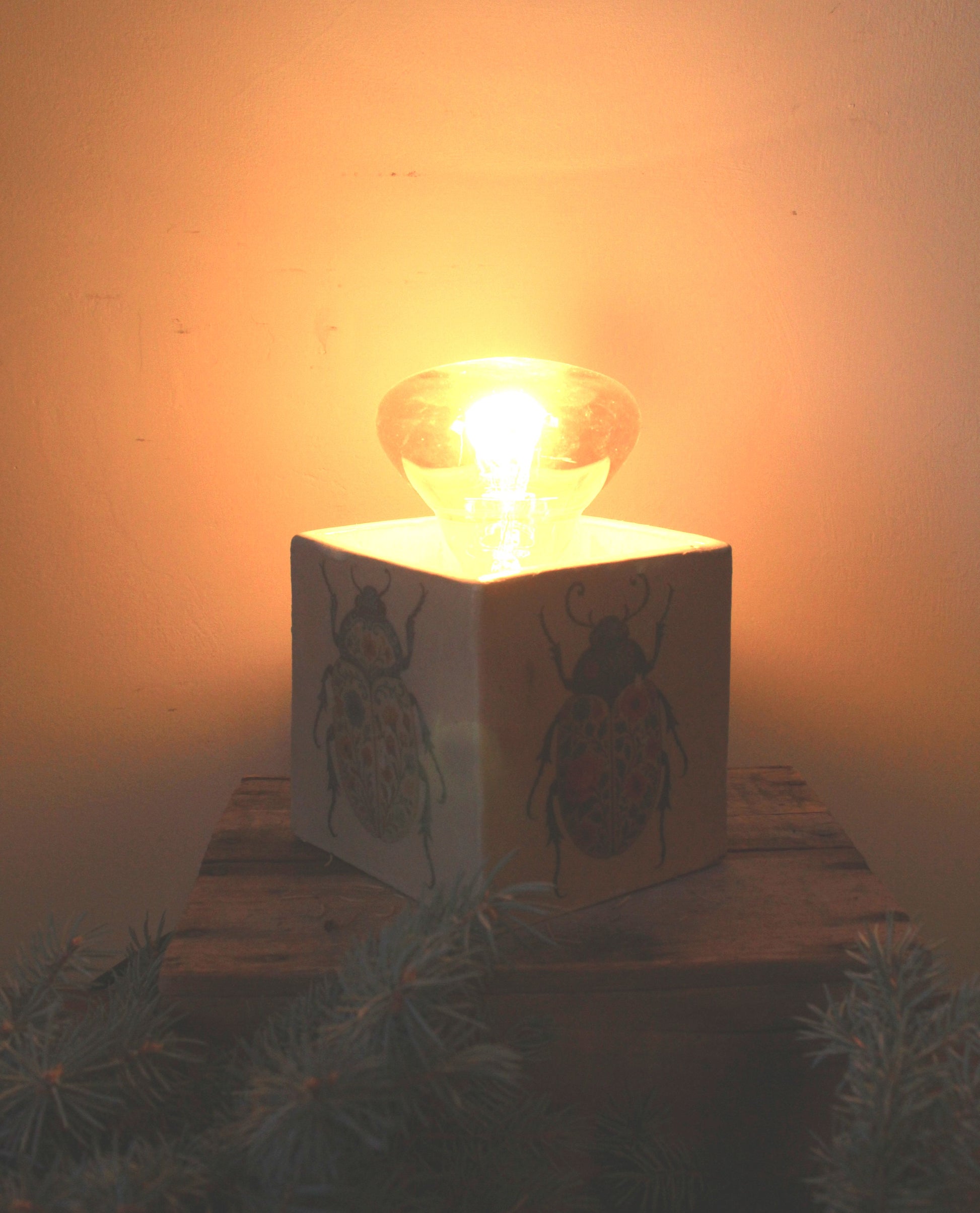 Lampada in ceramica decorata con insetti