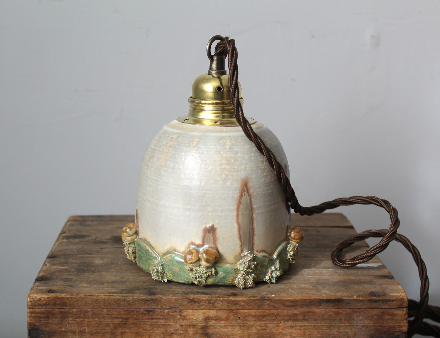 Lampada in gres artigianale con decorazione di funghi. 