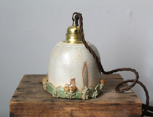 Lampada in gres artigianale con decorazione di funghi. 