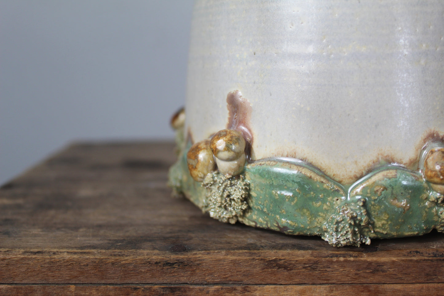 Lampada in gres artigianale con decorazione di funghi. 