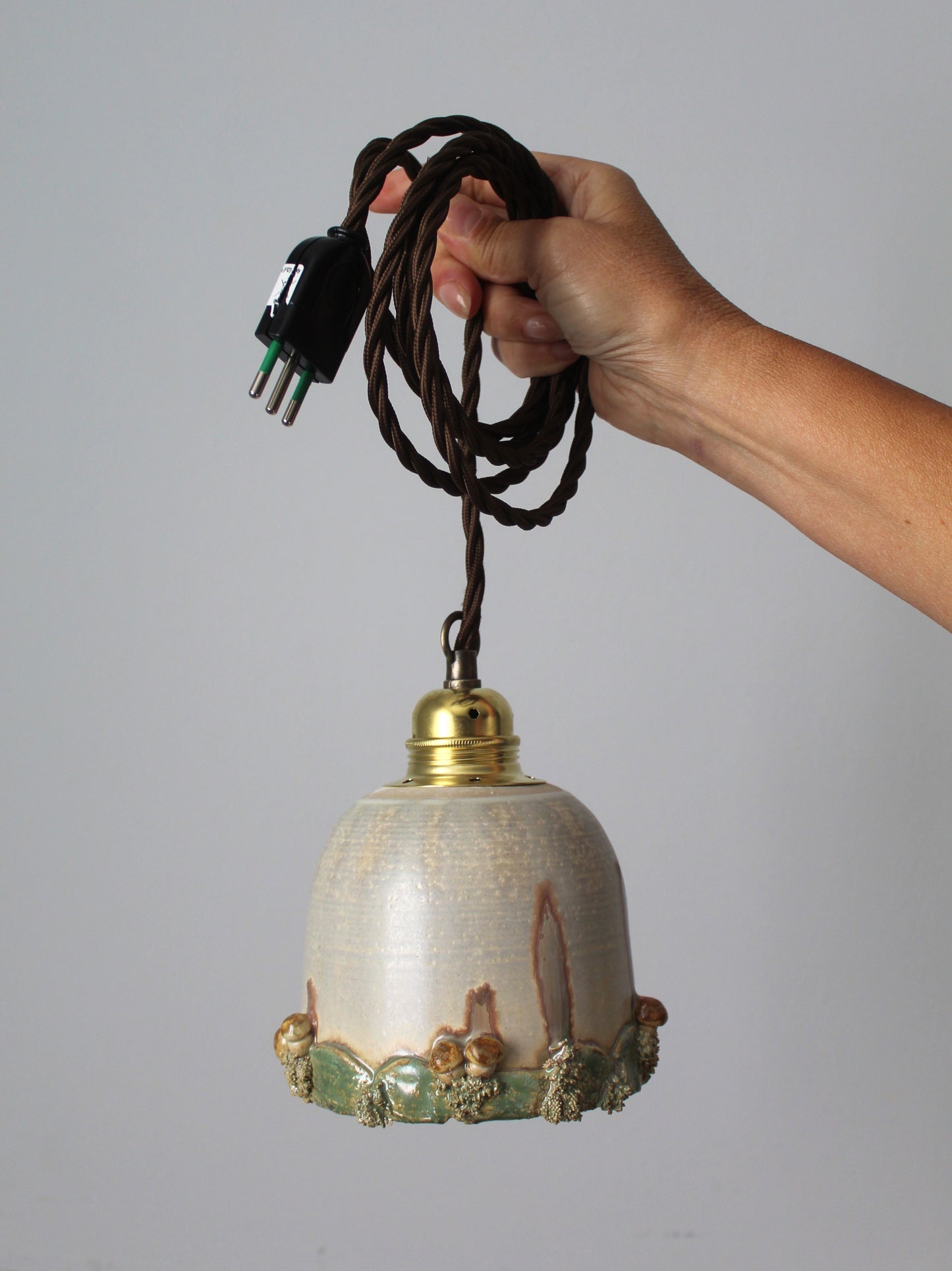 Lampada in gres artigianale con decorazione di funghi. 