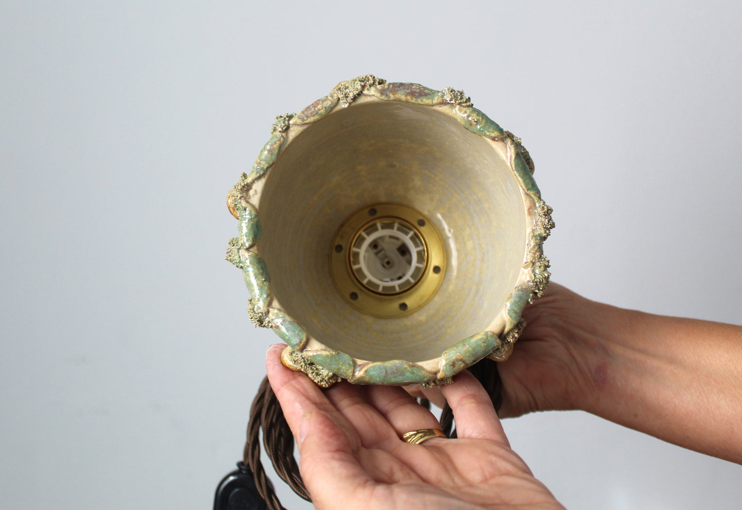 Lampada in gres artigianale con decorazione di funghi. 