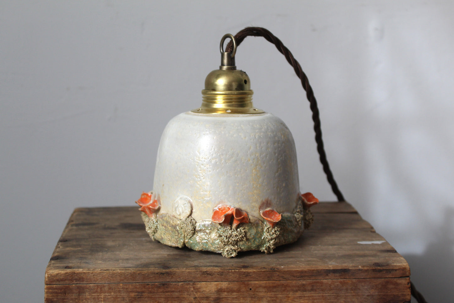 Lampada in gres artigianale con decorazione di funghi. 