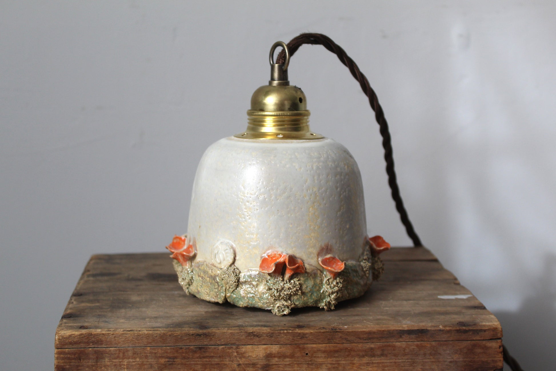 Lampada in gres artigianale con decorazione di funghi. 