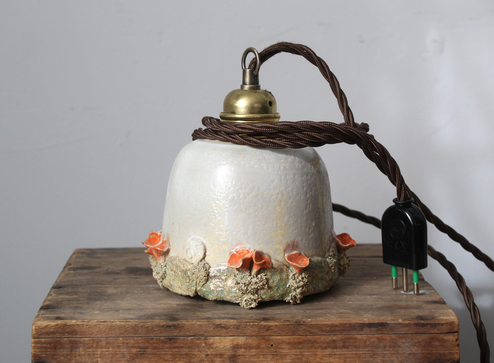 Lampada in gres artigianale con decorazione di funghi. 