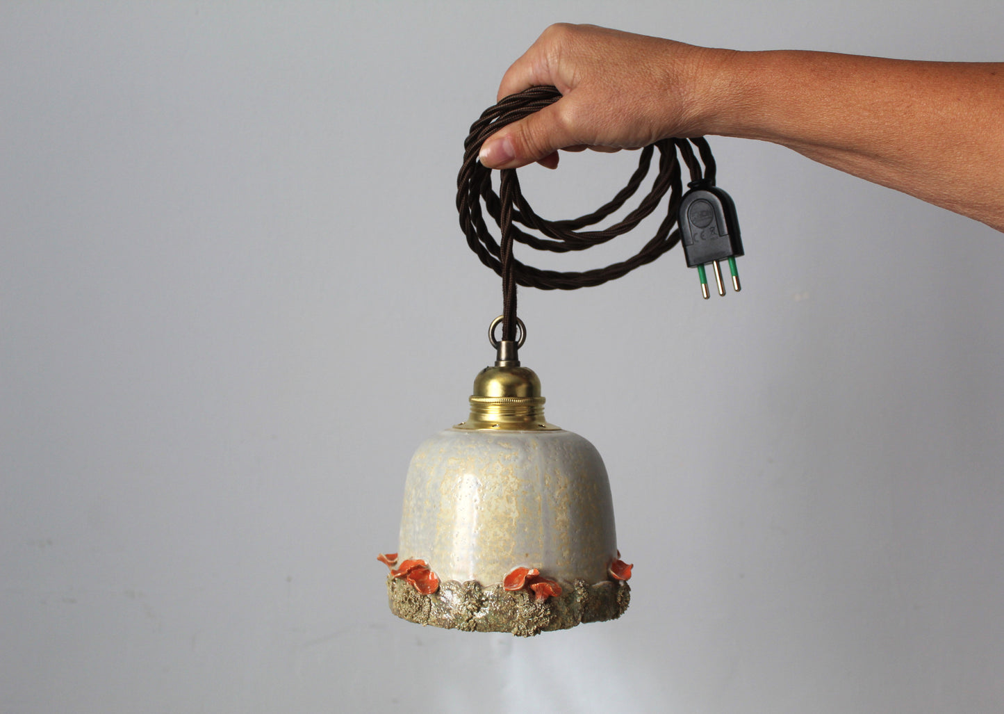 Lampada in gres artigianale con decorazione di funghi. 