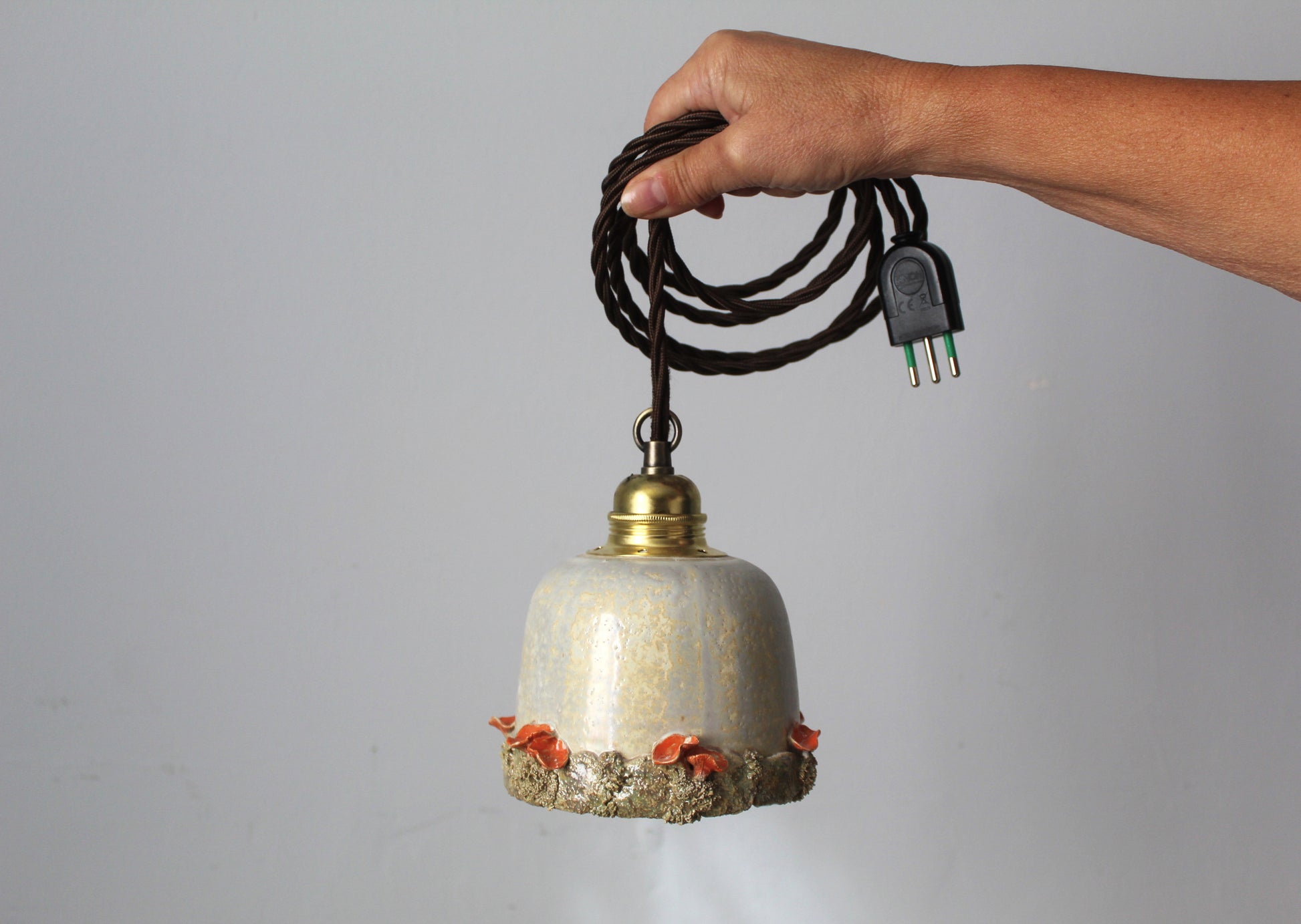 Lampada in gres artigianale con decorazione di funghi. 