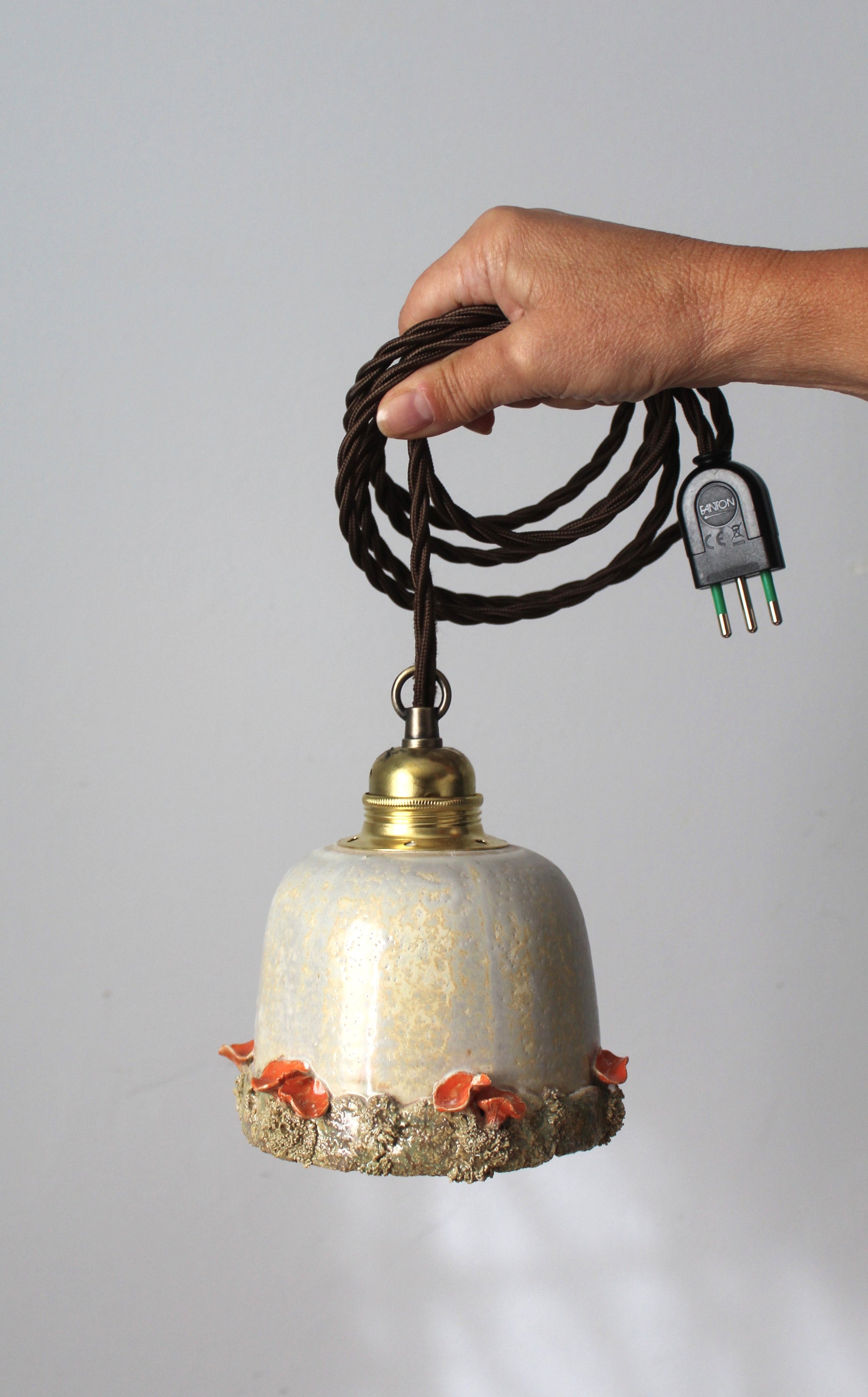 Lampada in gres artigianale con decorazione di funghi. 