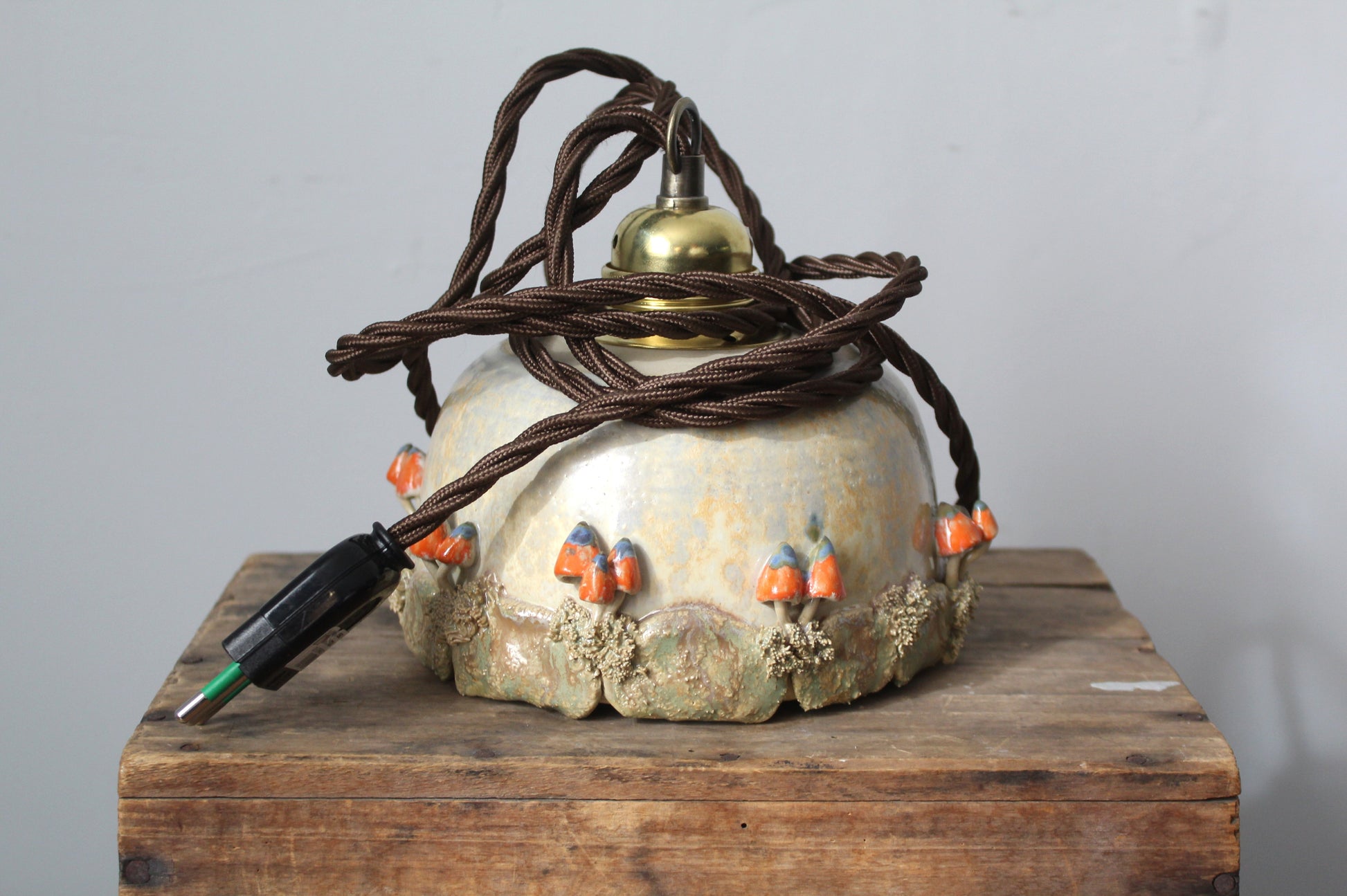 Lampada in gres artigianale con decorazione di funghi. 