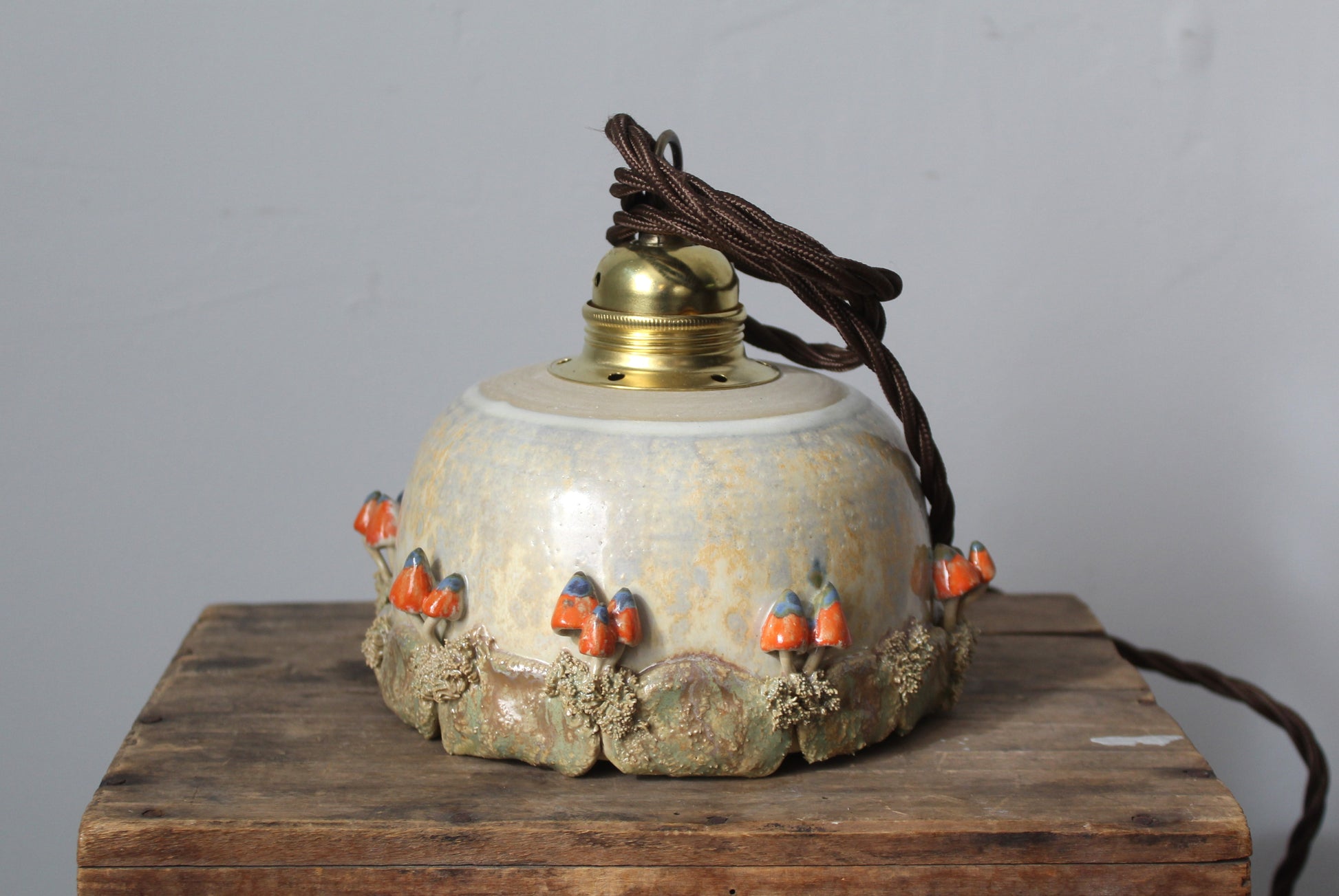 Lampada in gres artigianale con decorazione di funghi. 