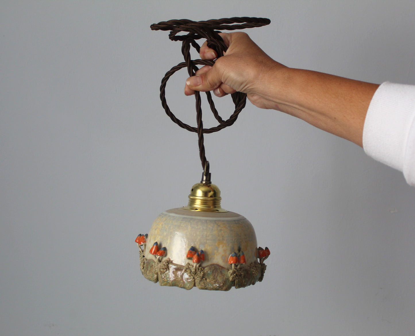 Lampada in gres artigianale con decorazione di funghi. 