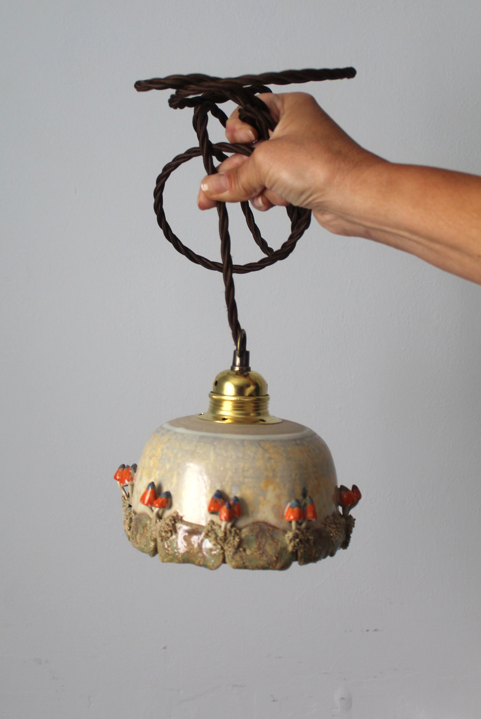 Lampada in gres artigianale con decorazione di funghi. 