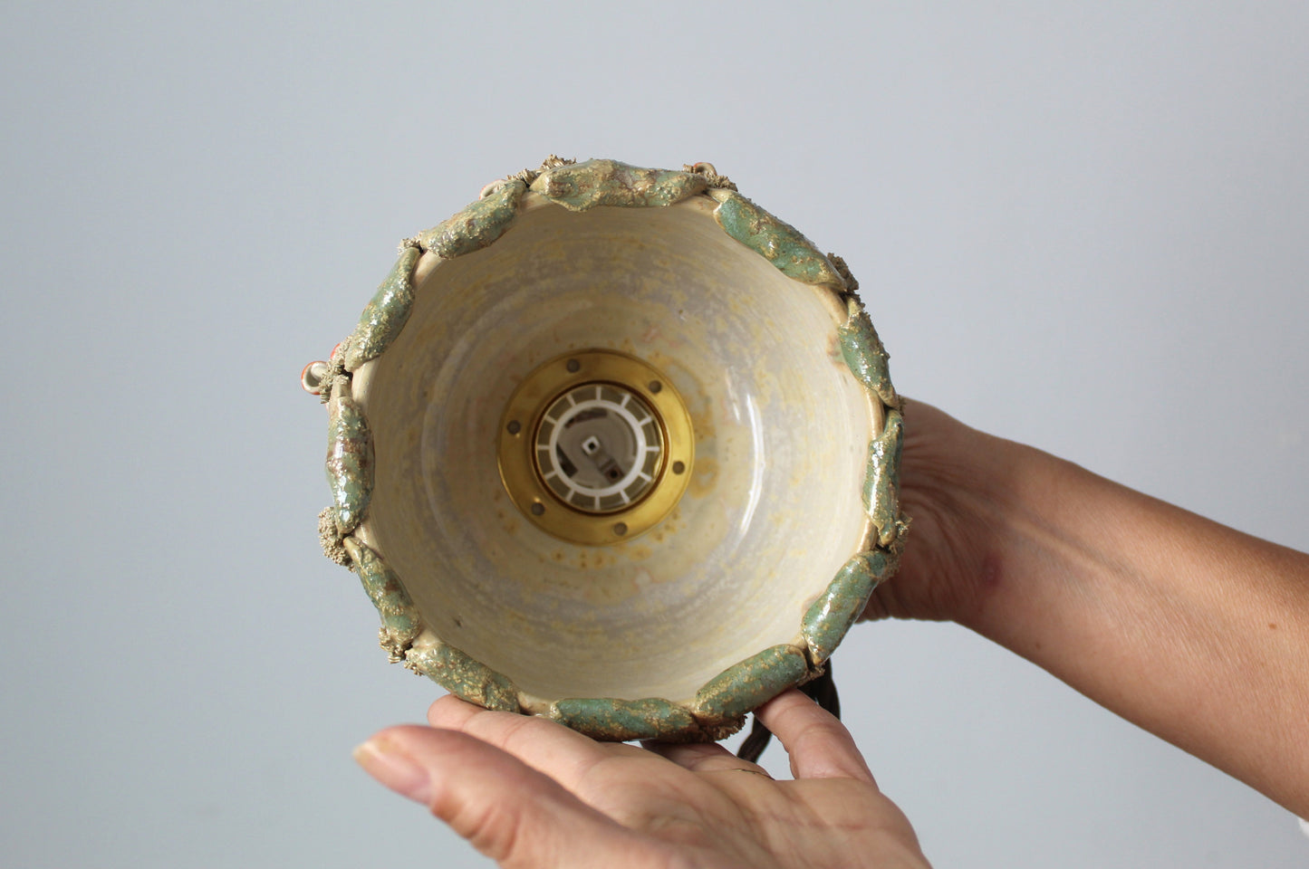 Lampada in gres artigianale con decorazione di funghi. 