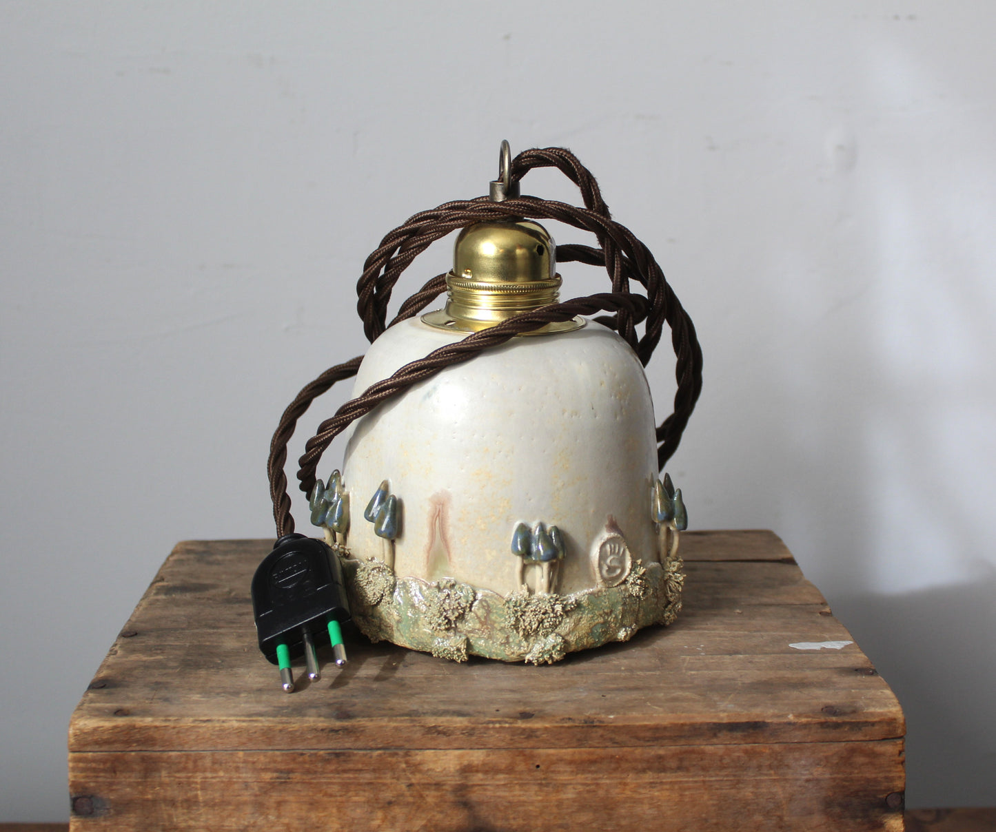 Lampada in gres artigianale con decorazione di funghi. 