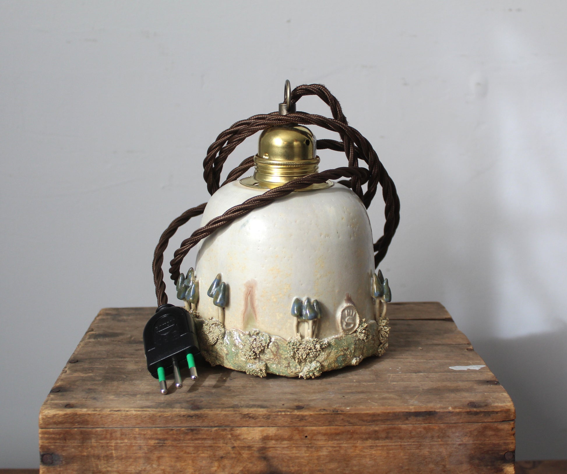 Lampada in gres artigianale con decorazione di funghi. 