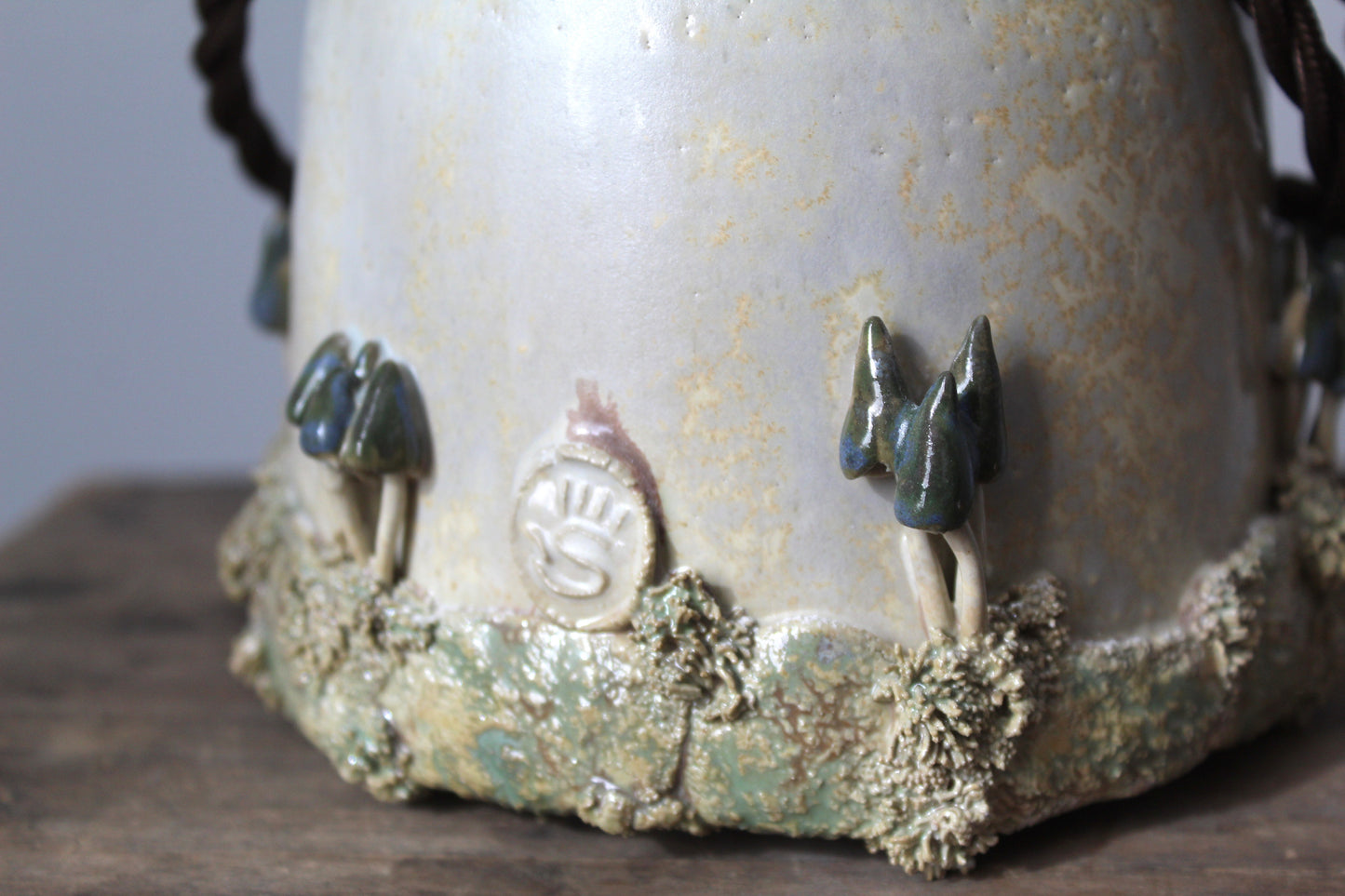 Lampada in gres artigianale con decorazione di funghi. 