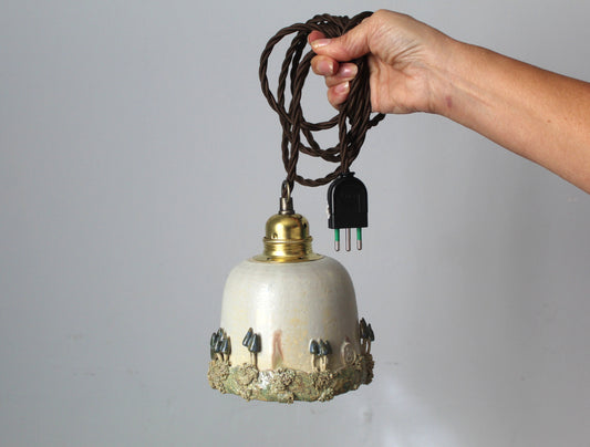 Lampada in gres artigianale con decorazione di funghi. 