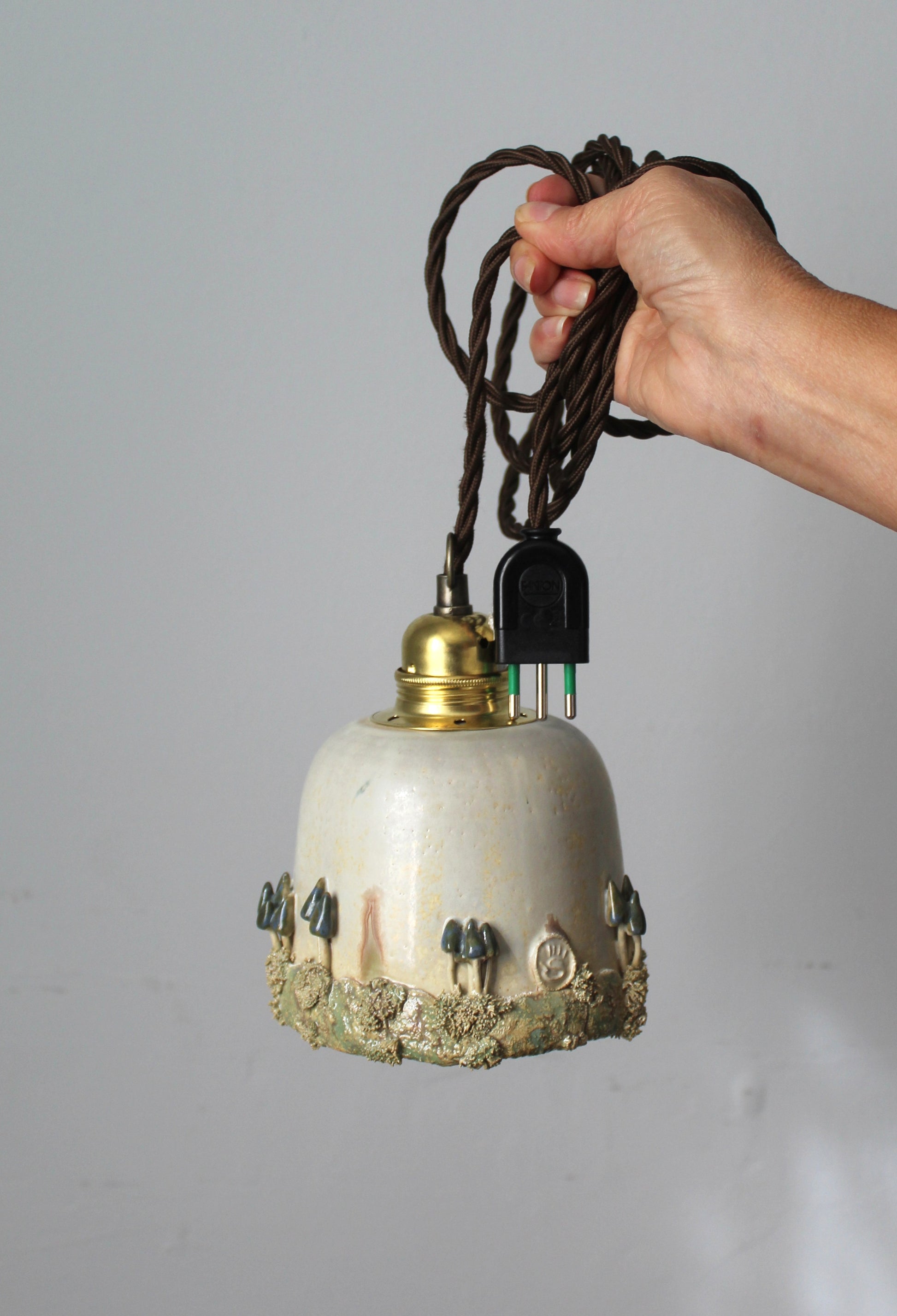 Lampada in gres artigianale con decorazione di funghi. 