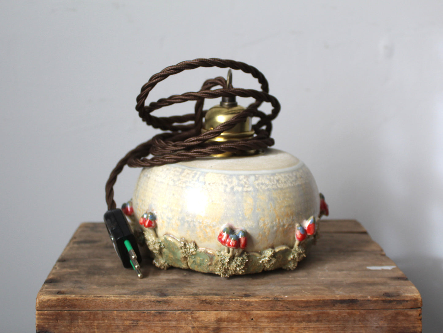 Lampada in gres artigianale con decorazione di funghi. 