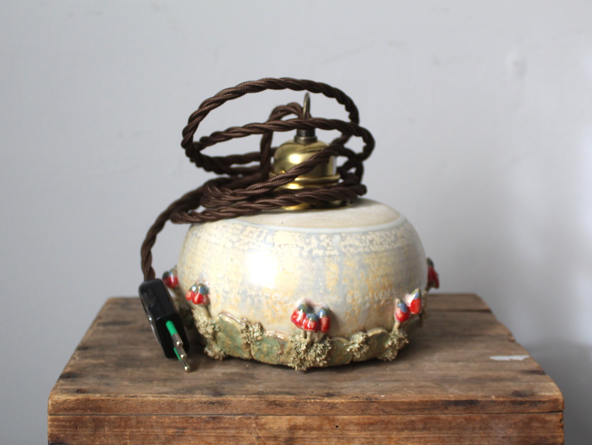 Lampada in gres artigianale con decorazione di funghi. 