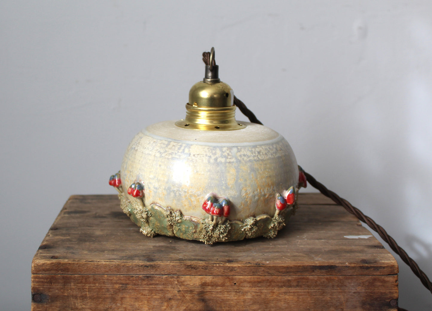 Lampada in gres artigianale con decorazione di funghi. 