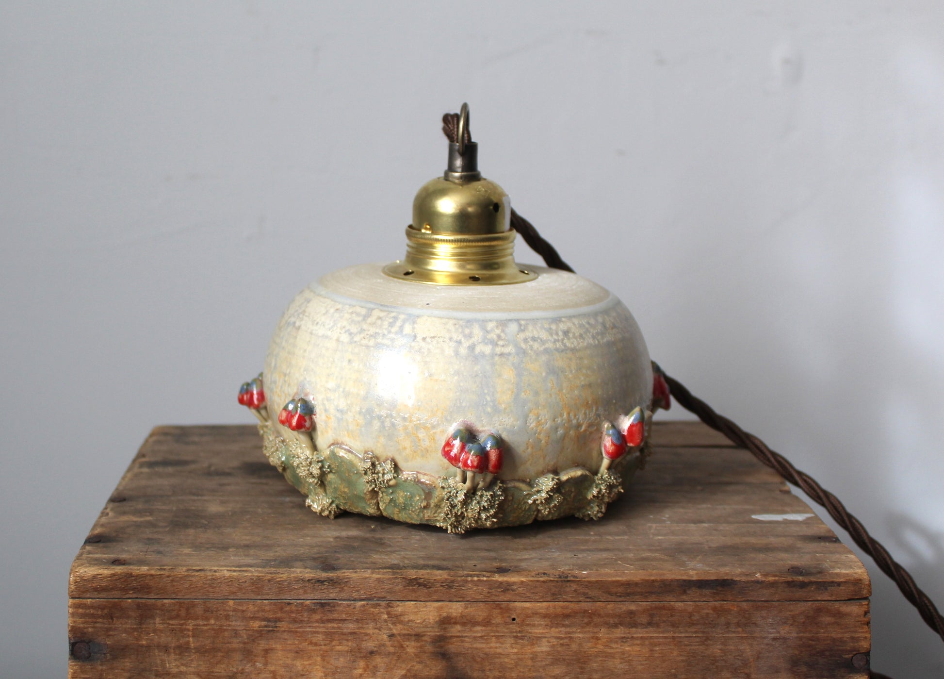 Lampada in gres artigianale con decorazione di funghi. 