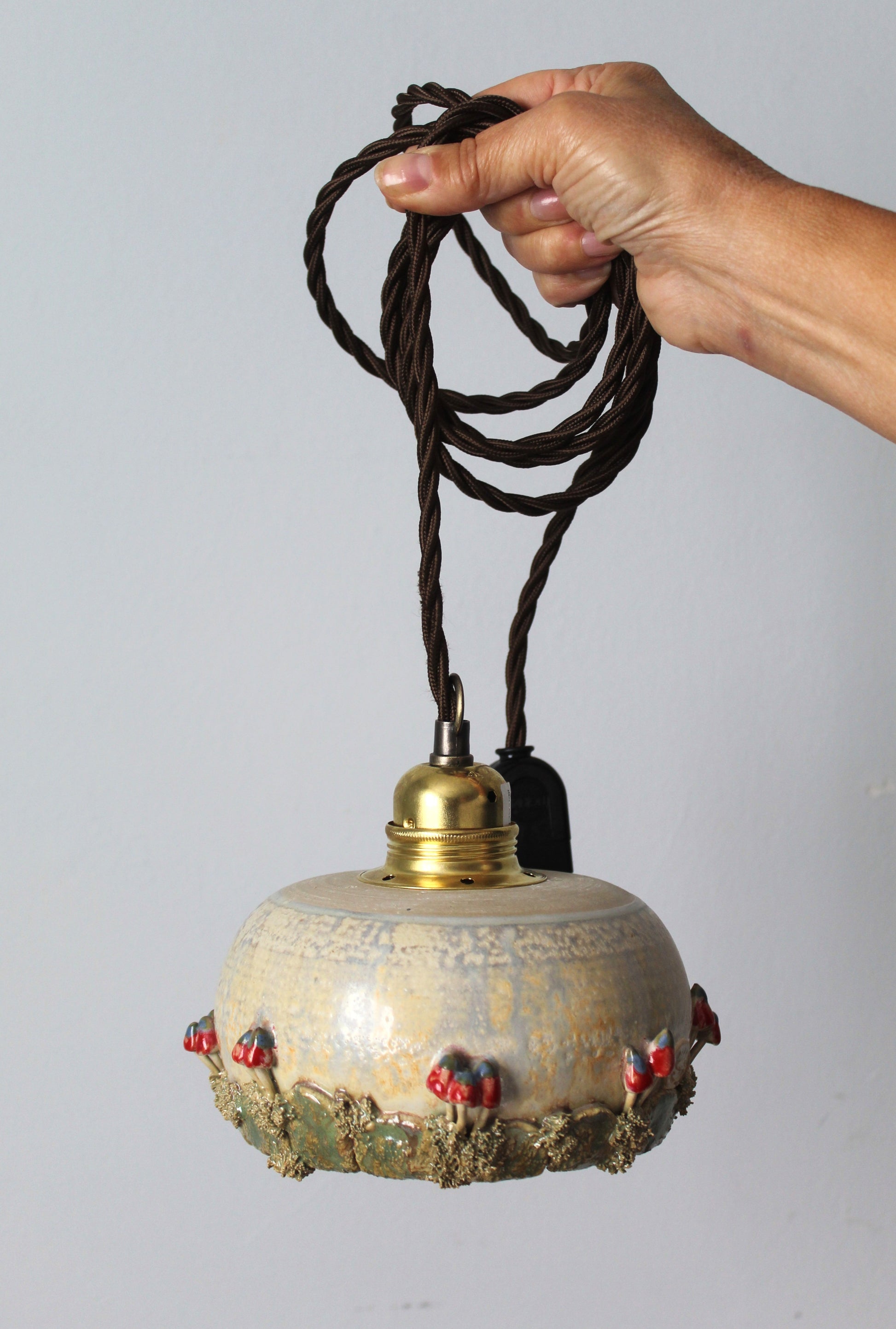 Lampada in gres artigianale con decorazione di funghi. 
