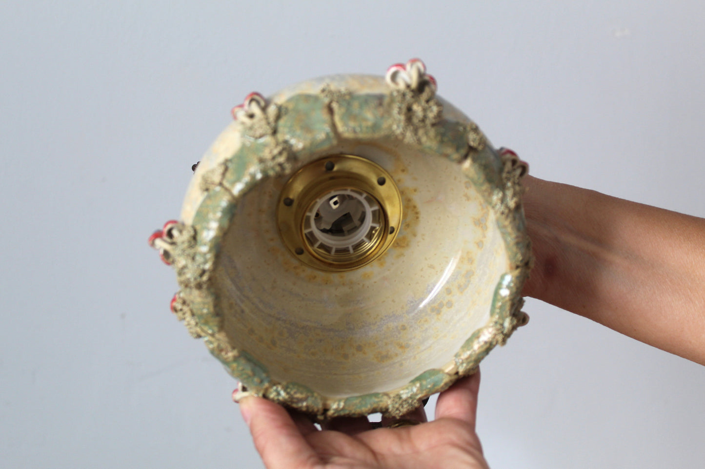 Lampada in gres artigianale con decorazione di funghi. 