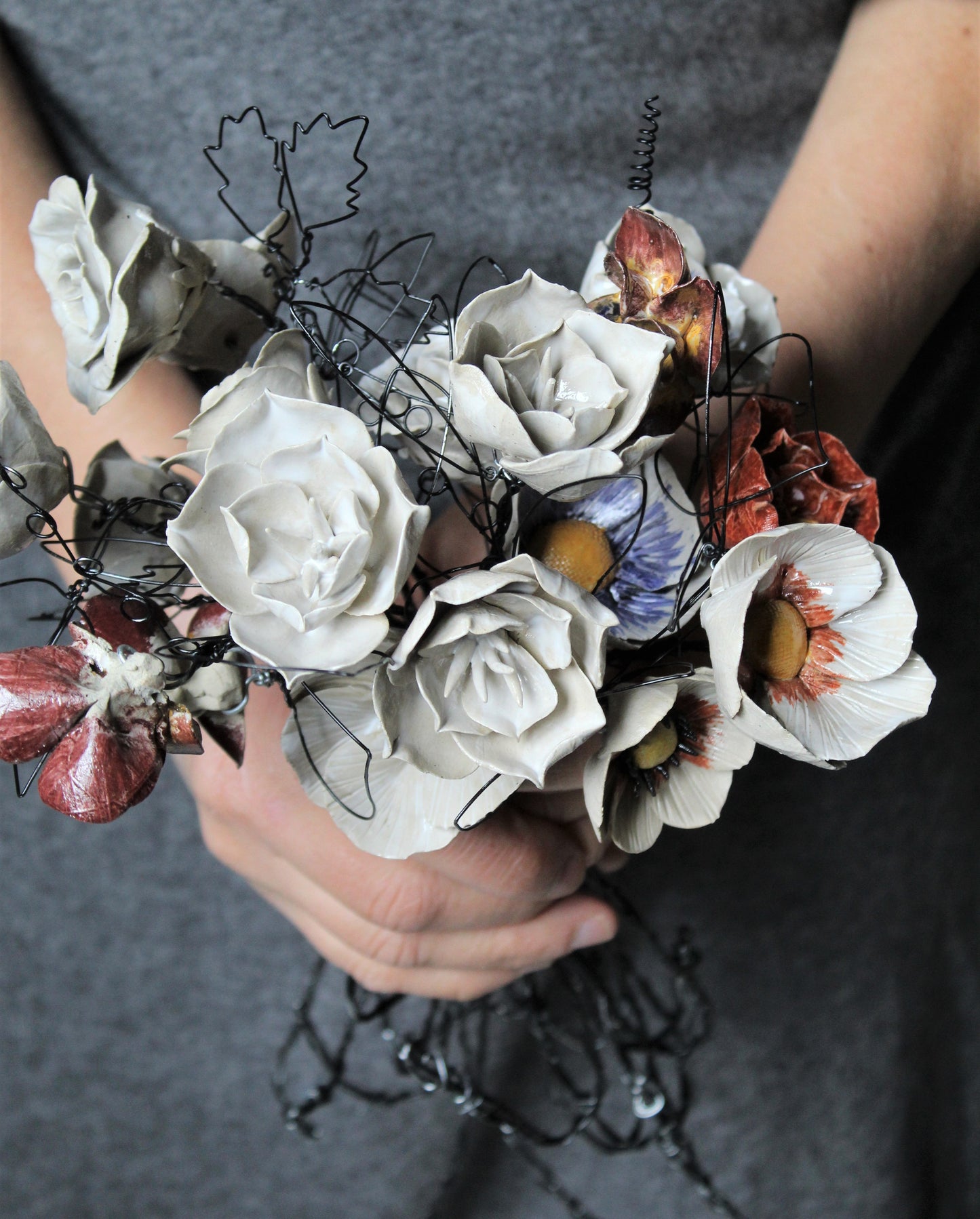mazzo di fiori di ceramica con stelo e foglie in fil di ferro