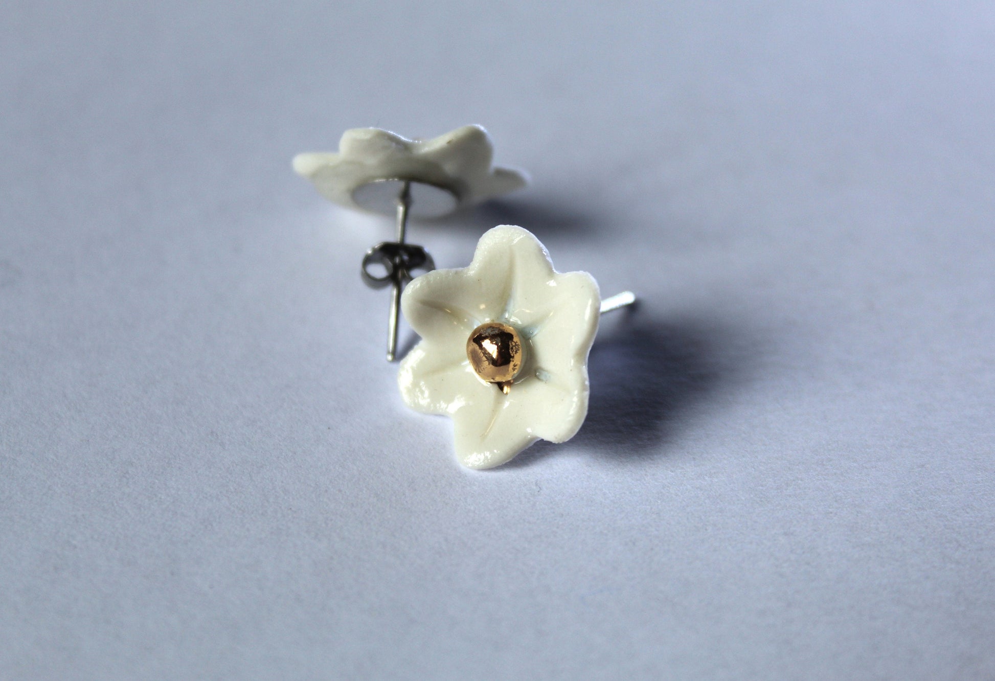 Orecchini in porcellana di limoges con centro in oro zecchino