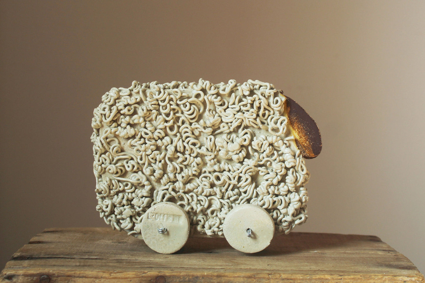 pecora bianca in gres con le ruote
