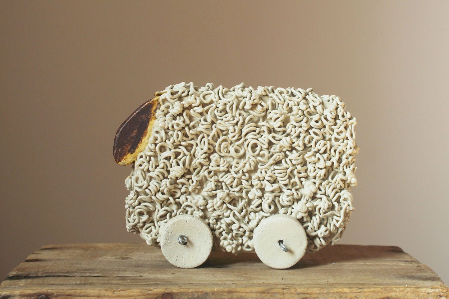 pecora bianca in gres con le ruote