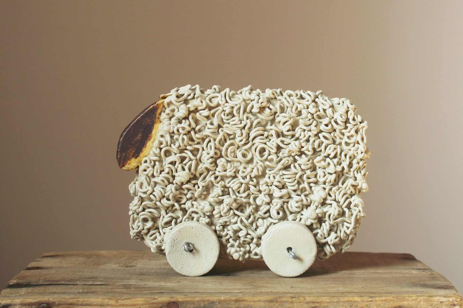 pecora bianca in gres con le ruote